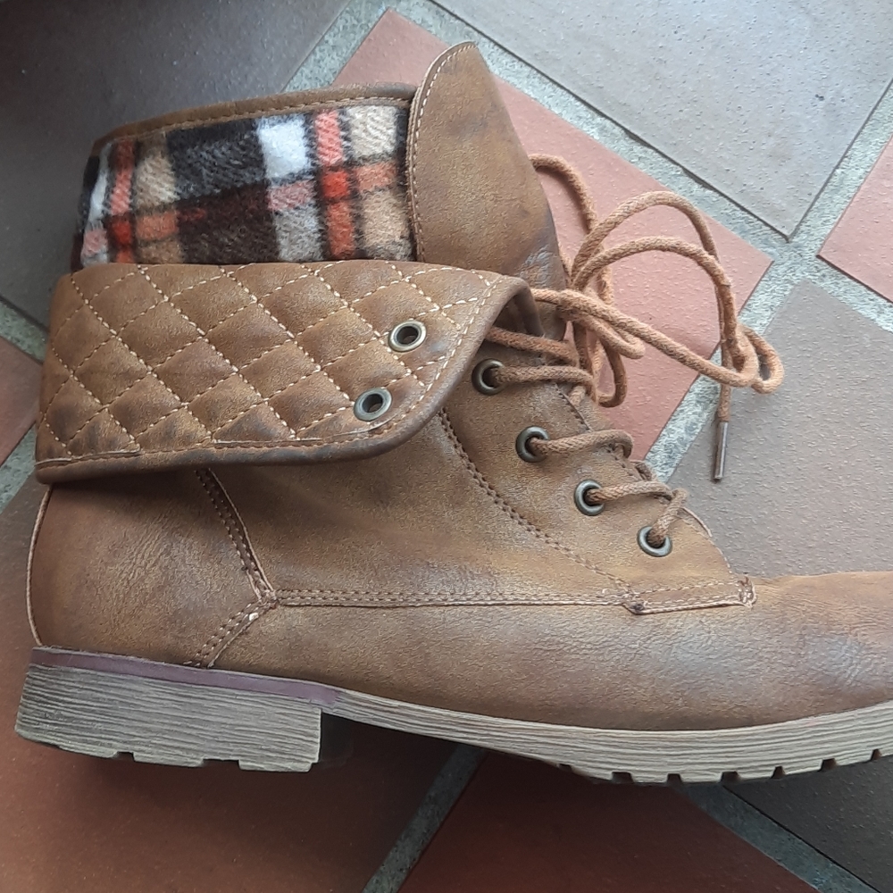 Boots - Picture 4 of 4